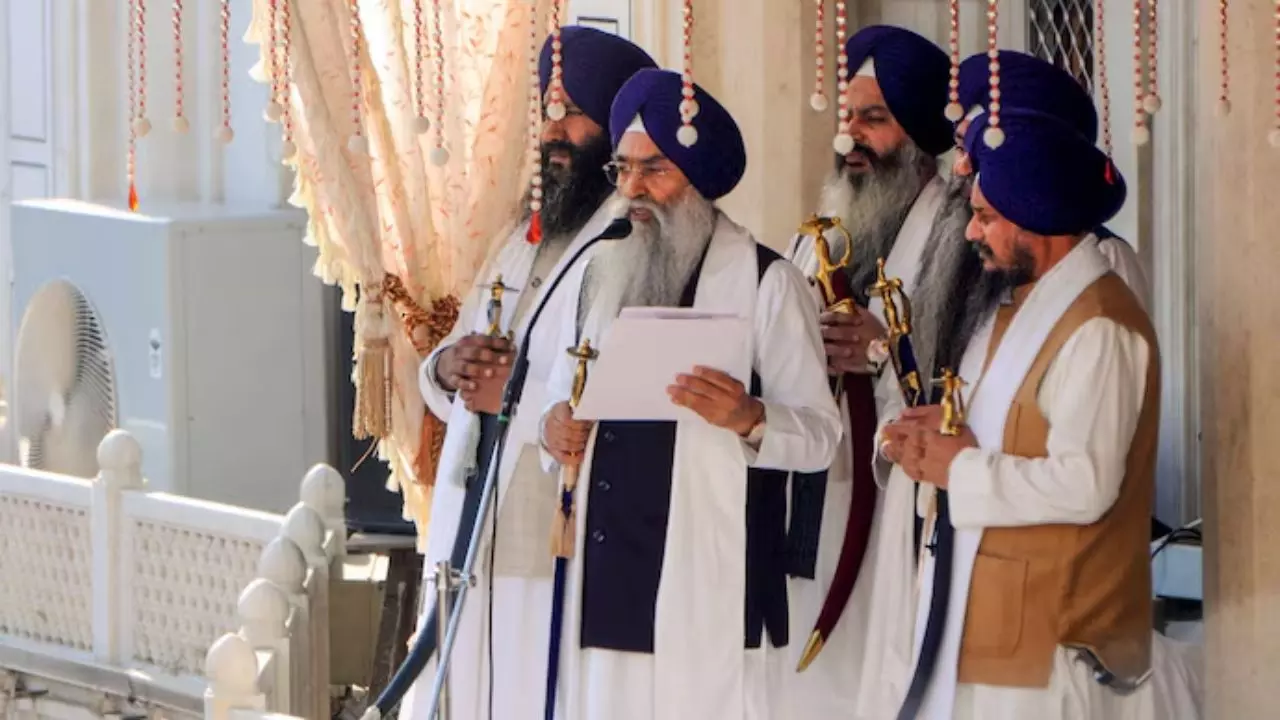 एसजीपीसी और जत्थेदारों के बीच झगड़े में अकाली दल को कितना होगा नुकसान? एसजीपीसी और जत्थेदारों के बीच झगड़े में अकाली दल को कितना होगा नुकसान?