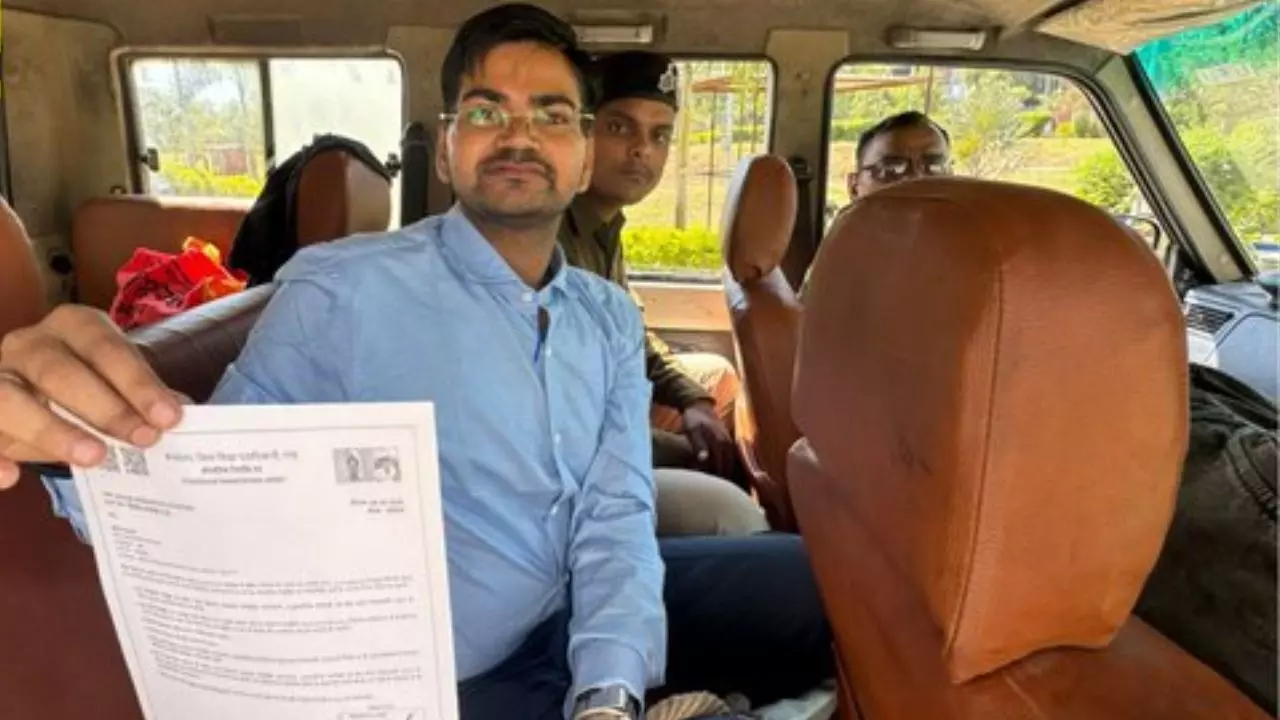 POCSO के केस में हुई जेल, लगी सरकारी नौकरी तो हथकड़ी के साथ जॉइनिंग लेटर लेने पहुंचा शख्स; बताई पूरी कहानी