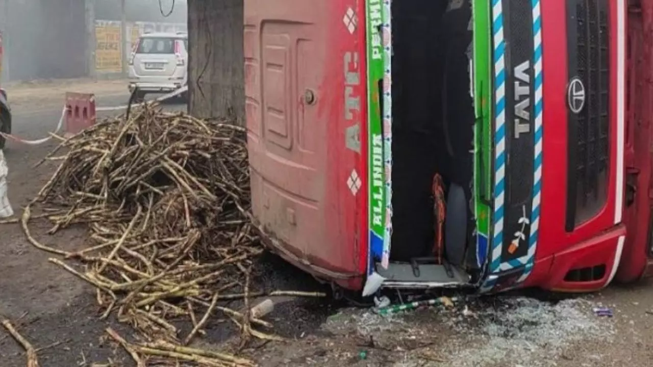 छत्रपती संभाजीनगर में गन्ने से भरा ओवरलोडेड ट्रक पलटा, 6 मजदूरों की मौत, 11 घायल