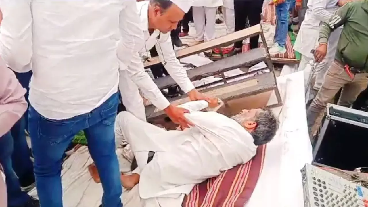भोपाल में प्रदर्शन के दौरान टूट कर गिरा मंच, कई नेता घायल; विधानसभा घेरने की जगह पहुंचे अस्पताल