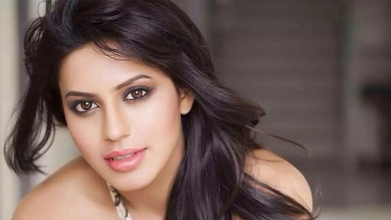 Ranya Rao मामले में हर दिन नए खुलासे, गोल्ड स्मगलिंग के बाद लैंड गिफ्ट का मामला तेज; सियासत तेज