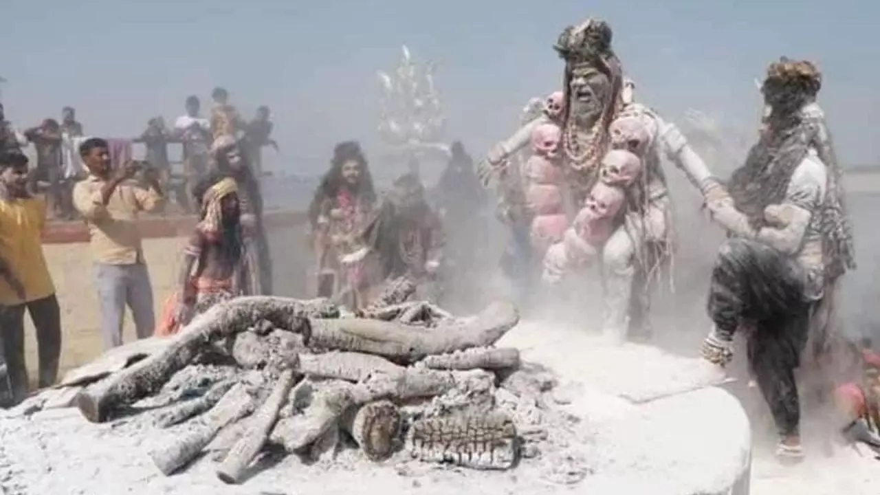 Holi 2025: मसान की होली में क्यों किया जाता है चिता की राख का इस्तेमाल? जानें कैसे हुई इसकी शुरुआत