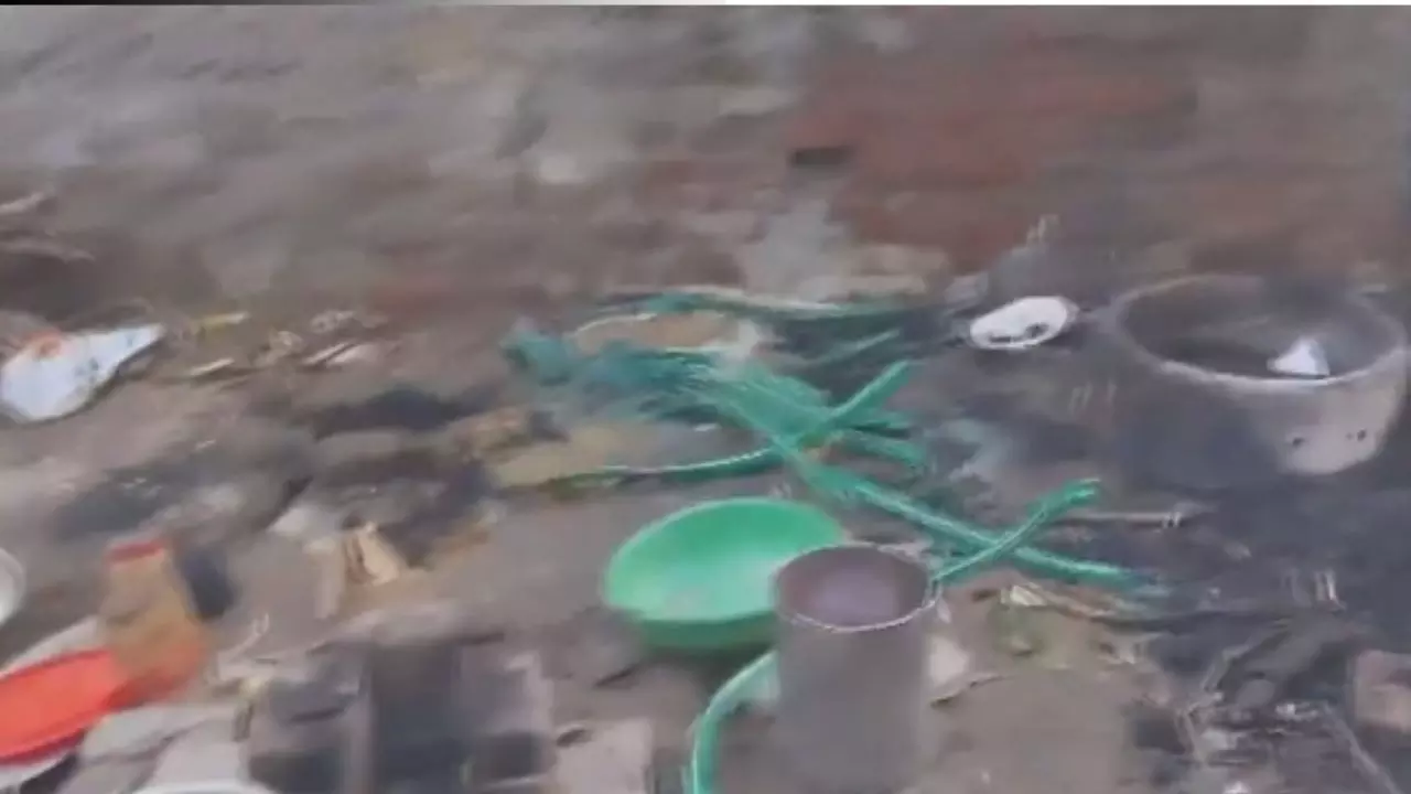 दिल्ली के आनंद विहार में झुग्गी-झोपड़ियों में सिलेंडर फटने से लगी भीषण आग, 3 की दर्दनाक मौत