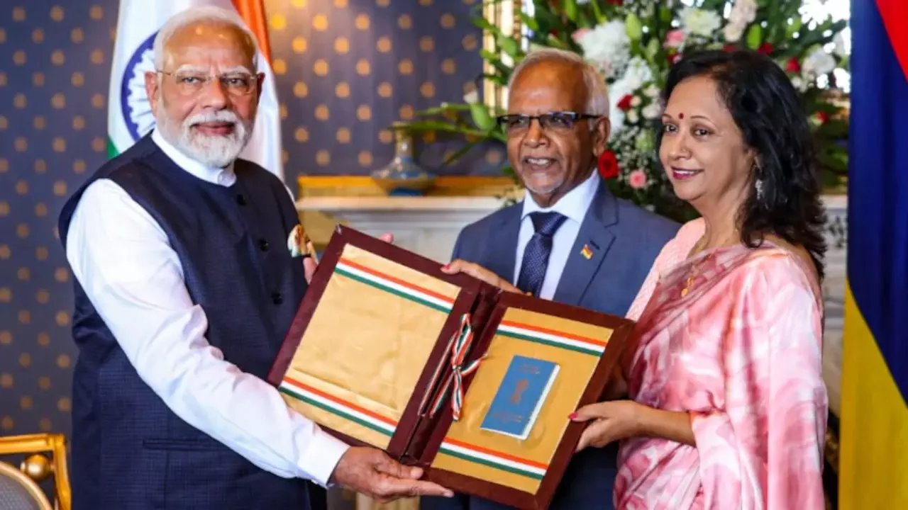 PM मोदी को मॉरीशस का सर्वोच्च सम्मान, कहा ये मिनी हिंदुस्तान, भोजपुरिया स्टाइल में बोले Modi- हमके भी...