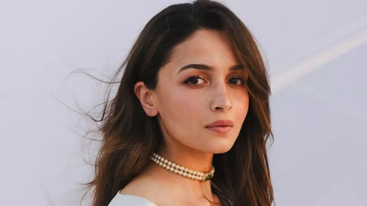 कमाई के मामले में करीना कपूर से भी आगे हैं Alia Bhatt, आखिर एक्ट्रेस के पास क्यों है ब्रिटिश पासपोर्ट? कमाई के मामले में करीना कपूर से भी आगे हैं Alia Bhatt, आखिर एक्ट्रेस के पास क्यों है ब्रिटिश पासपोर्ट?