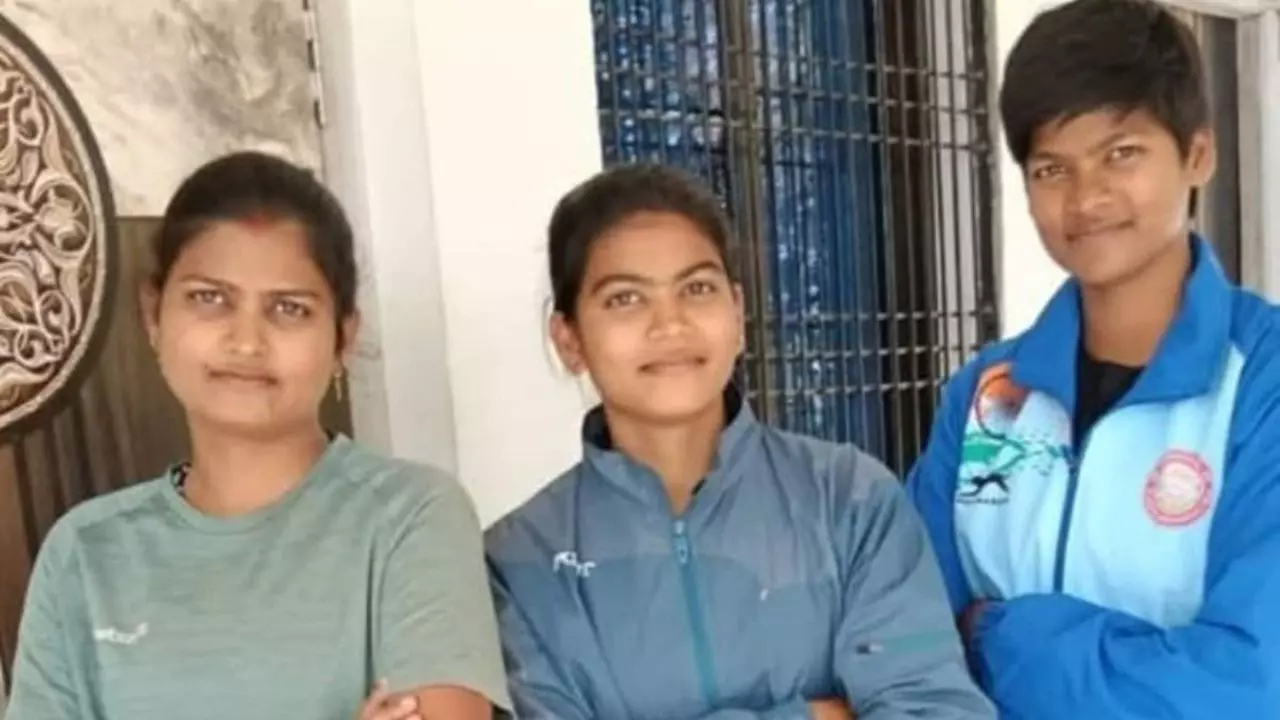 होली पर खुशियां हुई दोगुनी! जौनपुर में तीन सगी बहनें एक साथ बनीं सिपाही, ऐसे मेहनत कर पाई सफलता