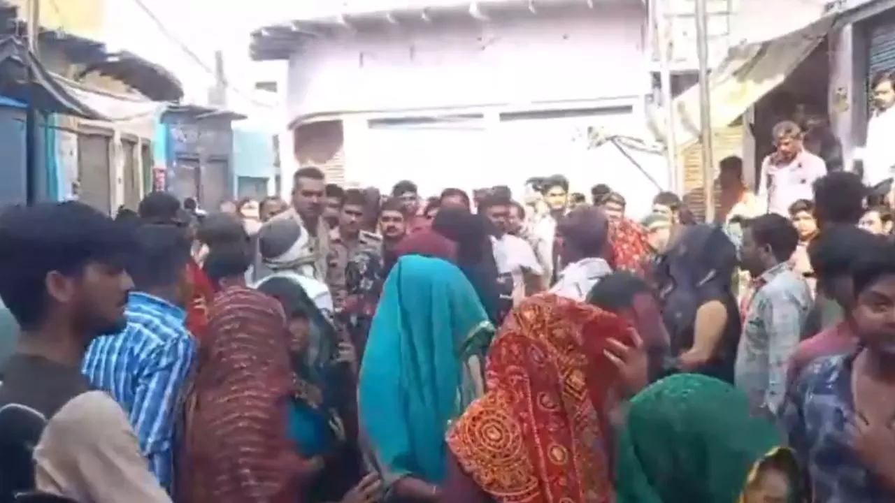 हाथरस में 7 साल की बच्ची से रेप, हंगामे के बाद गुस्‍साई भीड़ ने धार्मिक स्थल पर चलाए पत्‍थर; पुलिस तैनात