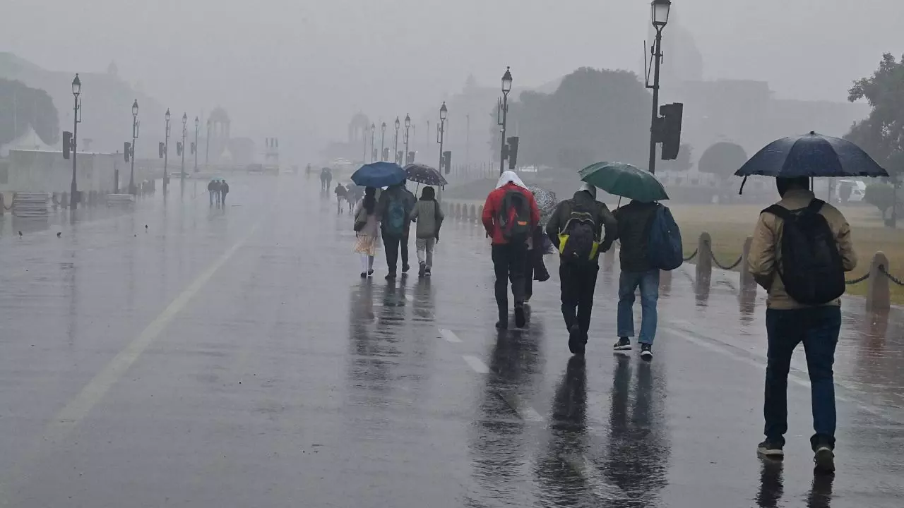 खतरनाक साइक्लोन से बिगड़ा मौसम, 15 राज्यों में बारिश और स्नोफॉल; जानें राजधानी का हाल खतरनाक साइक्लोन से बिगड़ा मौसम, 15 राज्यों में बारिश और स्नोफॉल; जानें राजधानी का हाल
