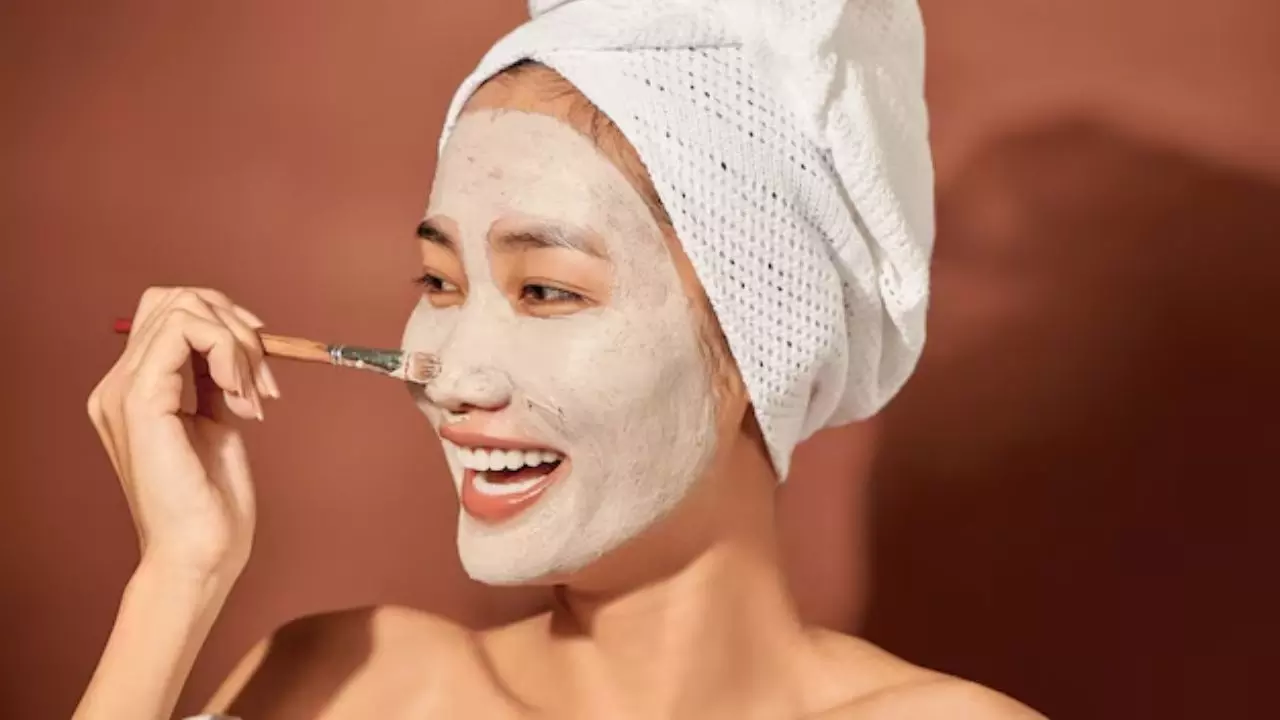 Skin Care: कोरियन जैसी ग्लास स्किन के लिए घर पर इन 3 चीजों से बनाएं बोटोक्स क्रीम मास्क Skin Care: कोरियन जैसी ग्लास स्किन के लिए घर पर इन 3 चीजों से बनाएं बोटोक्स क्रीम मास्क