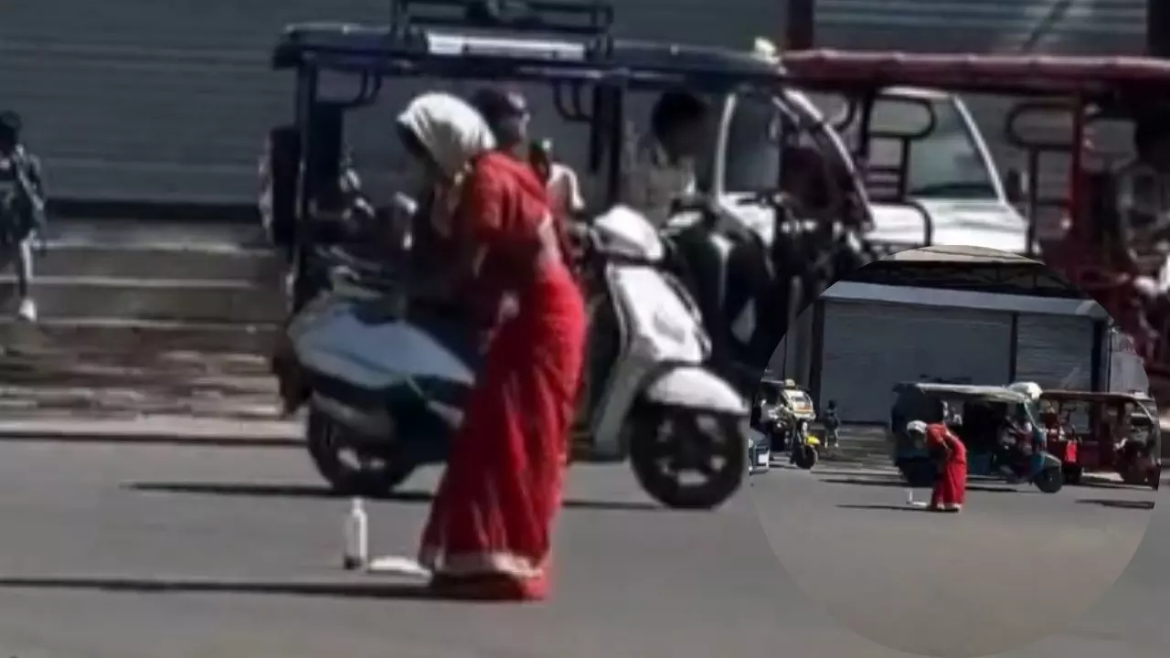 लाल साड़ी और बोतल में लाल पानी! जबलपुर में सड़क पर काला जादू करती नजर आई महिला लाल साड़ी और बोतल में लाल पानी! जबलपुर में सड़क पर काला जादू करती नजर आई महिला