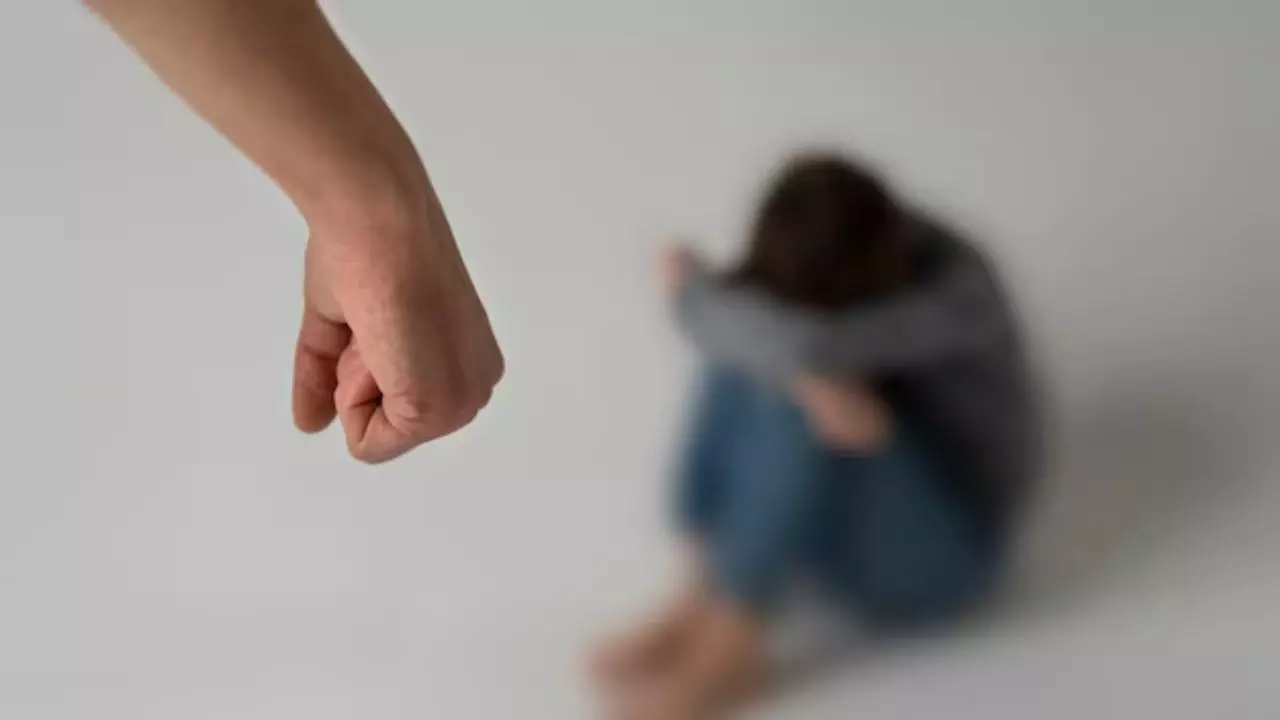15 साल के लड़के को सेक्सुअली हैरेस कर रही थी टीचर, बेटे के फोन में मां को दिखे गंदे मैसेज, तब... 15 साल के लड़के को सेक्सुअली हैरेस कर रही थी टीचर, बेटे के फोन में मां को दिखे गंदे मैसेज, तब...