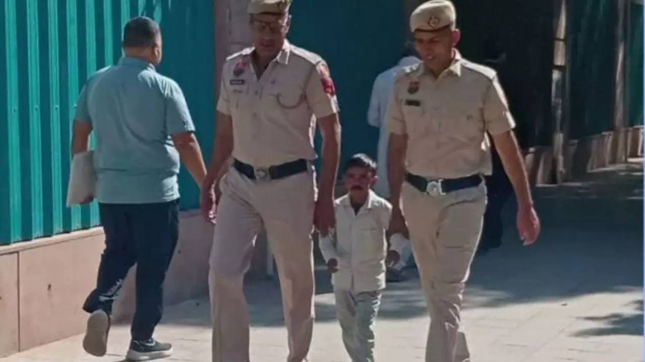 हरियाणवी कॉमेडियन दर्शन पर नाबालिग से रेप का आरोप! कोर्ट ने सुनाई 20 साल की सजा हरियाणवी कॉमेडियन दर्शन पर नाबालिग से रेप का आरोप! कोर्ट ने सुनाई 20 साल की सजा