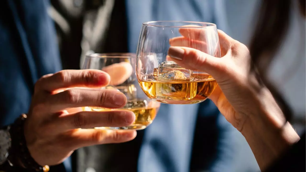 नशे में टल्ली होकर स्कूल पहुंचे मास्टर साहब! बच्चों को पढ़ाने की जगह क्लासरूम में लेने लगे खर्राटे