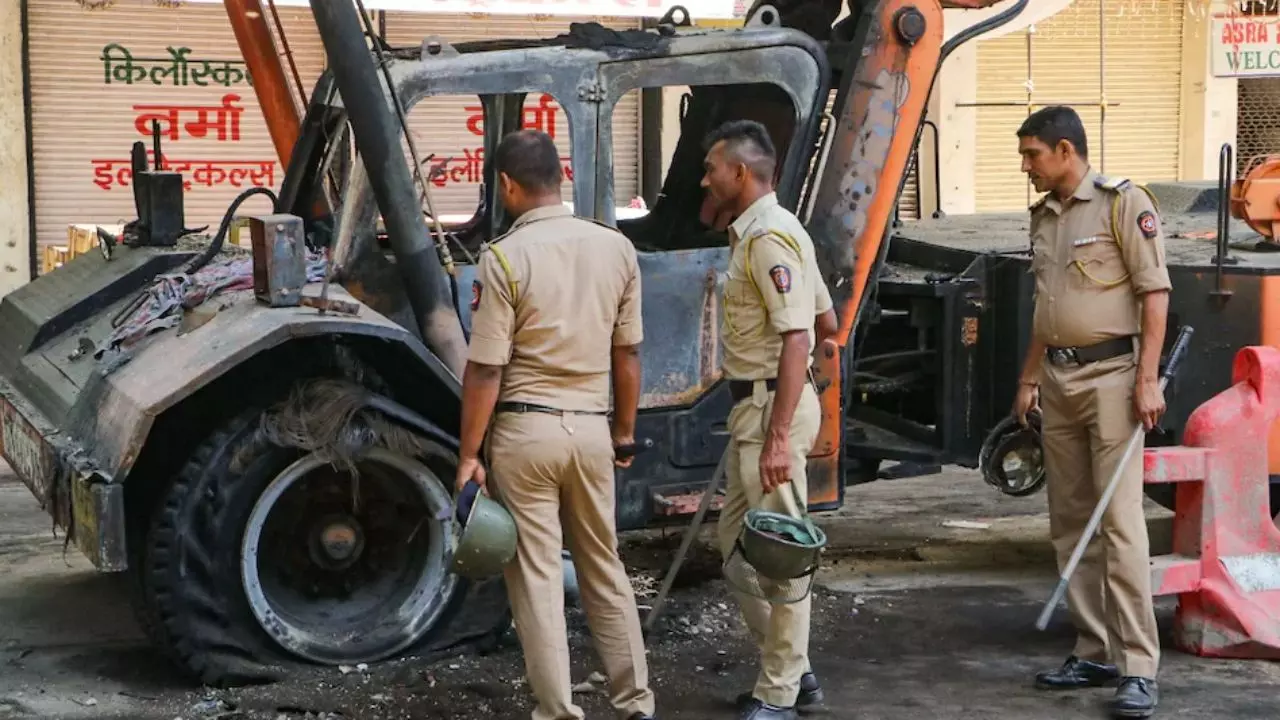 चप्पे चप्पे पर पुलिस तैनात, सोशल मीडिया पर रखी जा रही निगरानी; जानें नागपुर में अब कैसे हैं हालात चप्पे चप्पे पर पुलिस तैनात, सोशल मीडिया पर रखी जा रही निगरानी; जानें नागपुर में अब कैसे हैं हालात