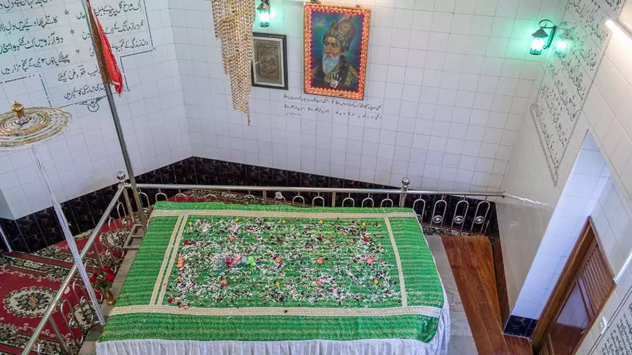 आखिर दरगाह पर चढ़ाई जाने वाली चादर का रंग हरा क्यों होता है? क्या सच में कुबूल होती है दुआ