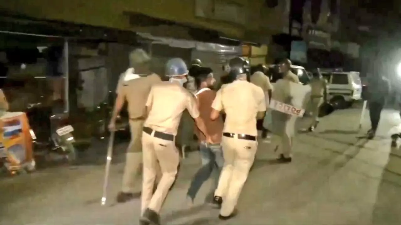 नागपुर हिंसा के दौरान शर्मनाक हरकत! ड्यूटी पर तैनात महिला पुलिस अफसर से भीड़ ने की छेड़छाड़