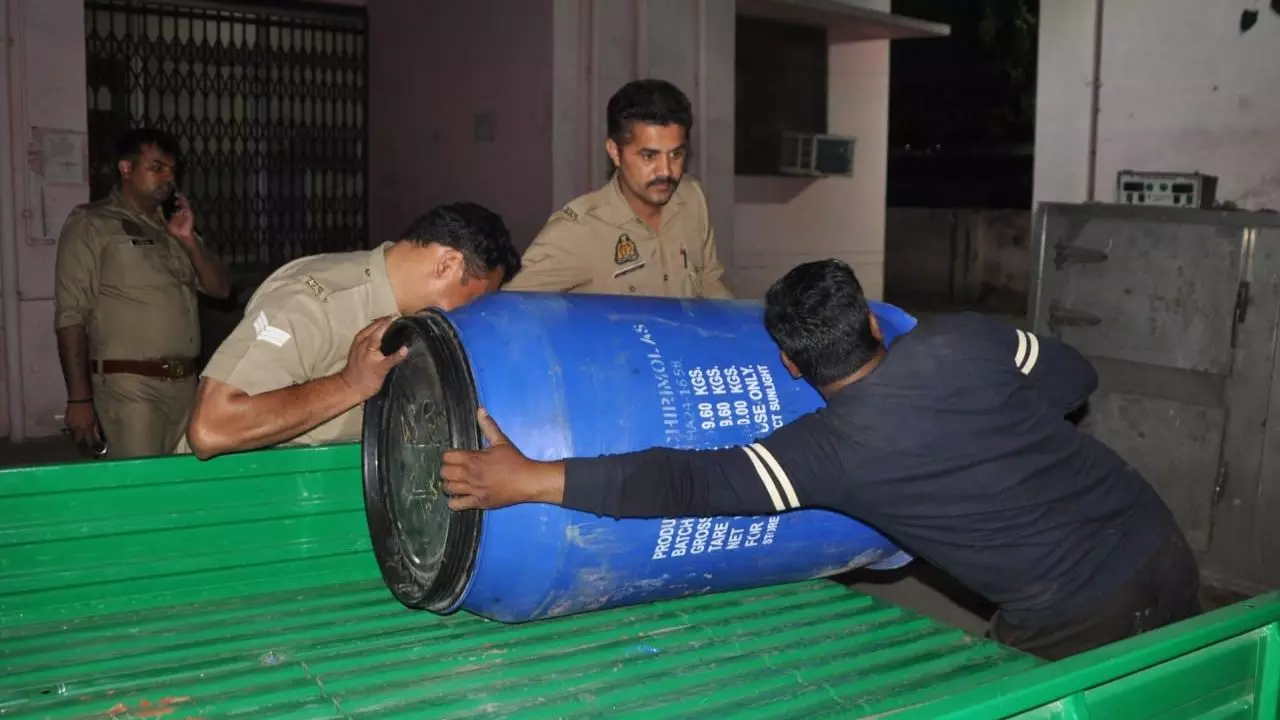 पापा ड्रम में हैं....क्या सौरभ की बेटी ने देखा था पूरा हत्याकांड? जानें कैसे मजदूरों के चलते सामने आया मामला पापा ड्रम में हैं....क्या सौरभ की बेटी ने देखा था पूरा हत्याकांड? जानें कैसे मजदूरों के चलते सामने आया मामला