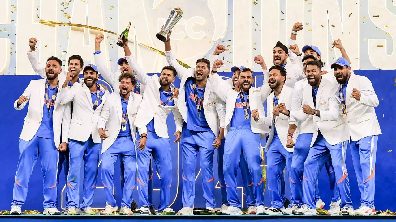 चैंपियंस ट्रॉफी जीतने वाली टीम इंडिया पर पैसों की बारिश, कोच और सपोर्ट स्टाफ की भी बल्ले-बल्ले चैंपियंस ट्रॉफी जीतने वाली टीम इंडिया पर पैसों की बारिश, कोच और सपोर्ट स्टाफ की भी बल्ले-बल्ले