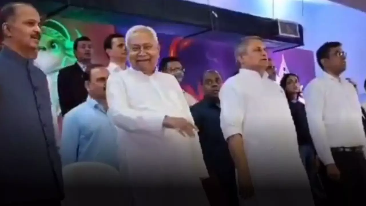 राष्ट्रगान के बीच में ये क्या करने लगे बिहार के मुख्यमंत्री, वीडियो देख यूजर्स बोले-  सठिया गए हैं नीतीश
