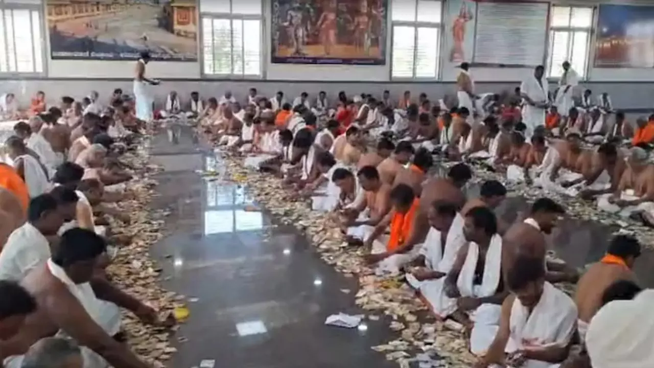 धन्य है भगवान! देश के इस मंदिर में इतना मिला दान की पैसा गिनने वाले पुजारियों को गिनने लगे लोग, सोने-चांदी का अंबार