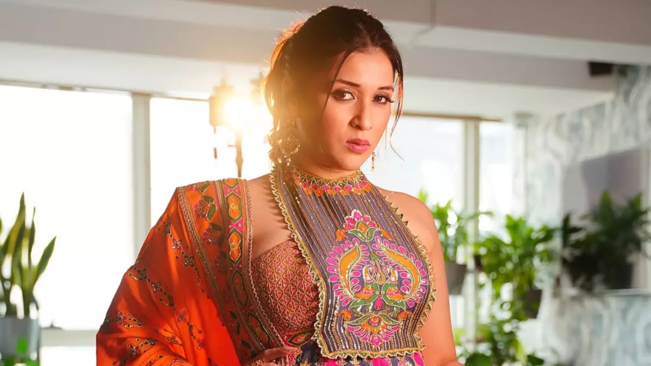 Mannara Chopra ने एयरपोर्ट पर किया हंगामा, बोर्डिंग न मिलने पर इंडिगो एयरलाइन पर बरसी एक्ट्रेस