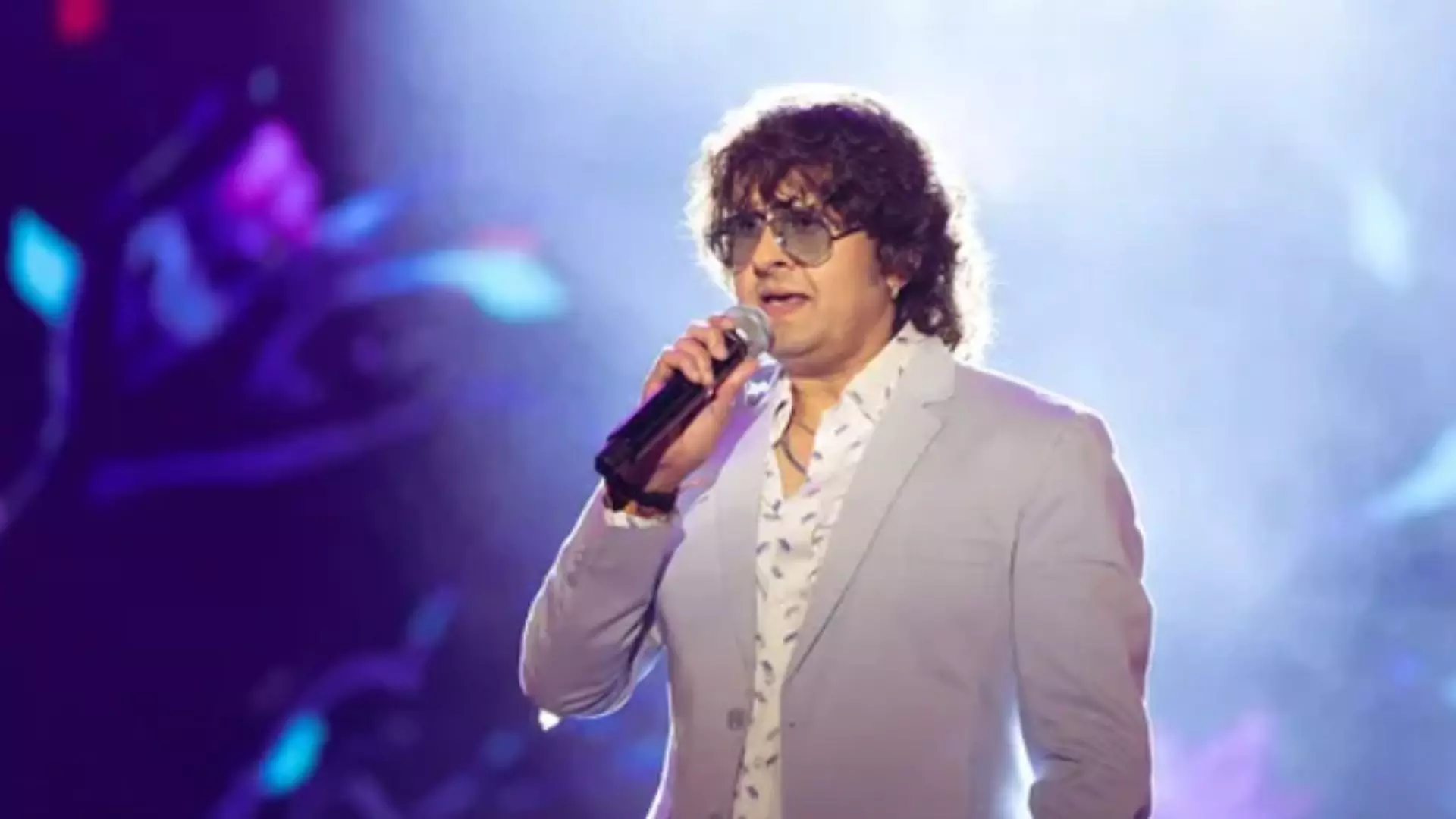 कॉन्सर्ट के बीच में Sonu Nigam को  पड़े पत्थर, सिंगर की टीम हुई घायल, रिक्वेस्ट कर कहा - प्लीज ऐसा मत करो