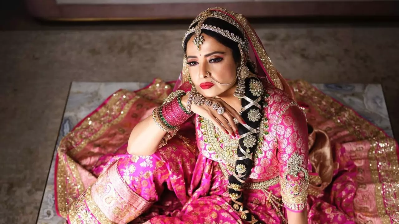 एवरग्रीन ब्यूटी Rekha का छाया पिंक अनारकली लुक, फैंस ने कहा- ऐज इज जस्ट आ नंबर
