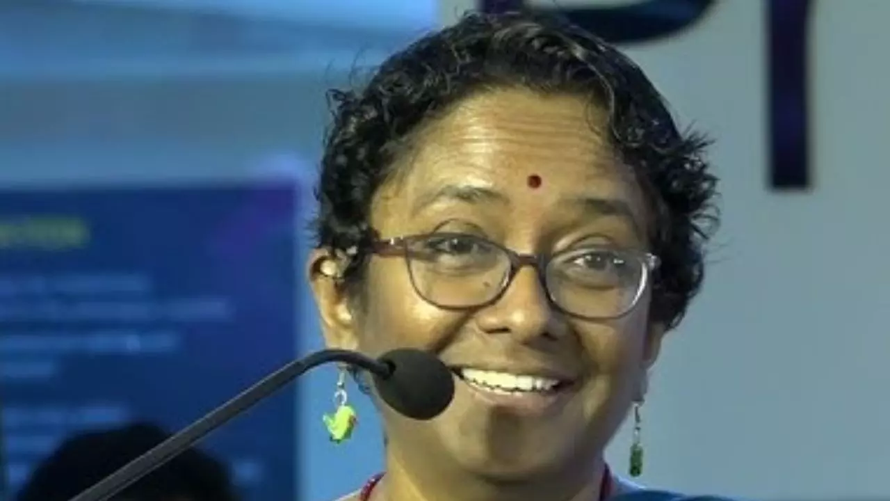 पहले बनी IAS, फिर पति से लिया चार्ज, अब रंग को लेकर बना मजाक, जानें कौन हैं Sarada Muraleedharan पहले बनी IAS, फिर पति से लिया चार्ज, अब रंग को लेकर बना मजाक, जानें कौन हैं Sarada Muraleedharan