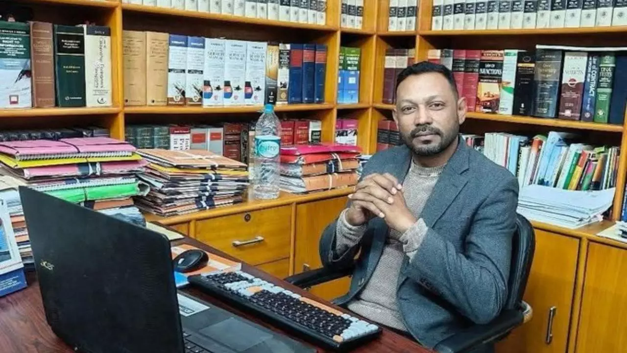 जिस बैंक में सीएम खुद हैं डायरेक्टर, उसके खिलाफ हुआ प्रदर्शन, पुलिस ने किया असम के पत्रकार को गिरफ्तार जिस बैंक में सीएम खुद हैं डायरेक्टर, उसके खिलाफ हुआ प्रदर्शन, पुलिस ने किया असम के पत्रकार को गिरफ्तार
