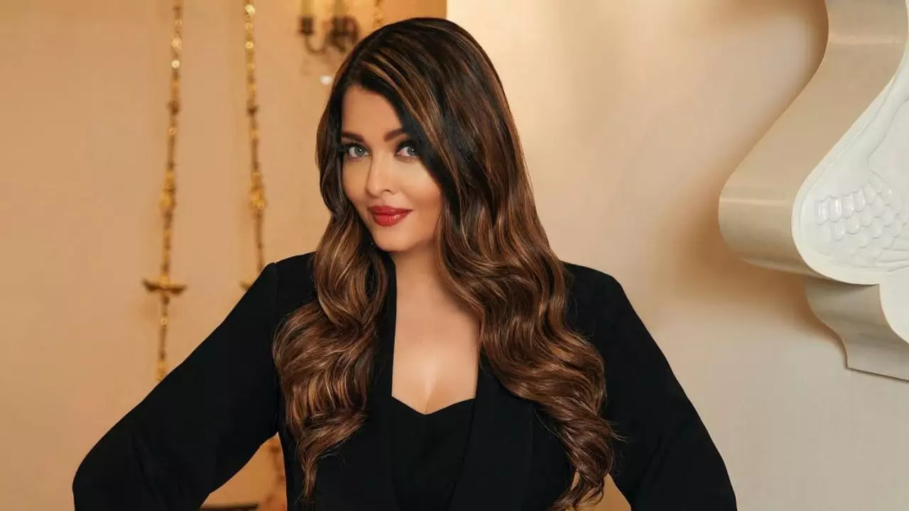 Aishwarya Rai Bachchan की कार का हुआ एक्सीडेंट! फैंस हुए परेशान, देखें VIDEO Aishwarya Rai Bachchan की कार का हुआ एक्सीडेंट! फैंस हुए परेशान, देखें VIDEO