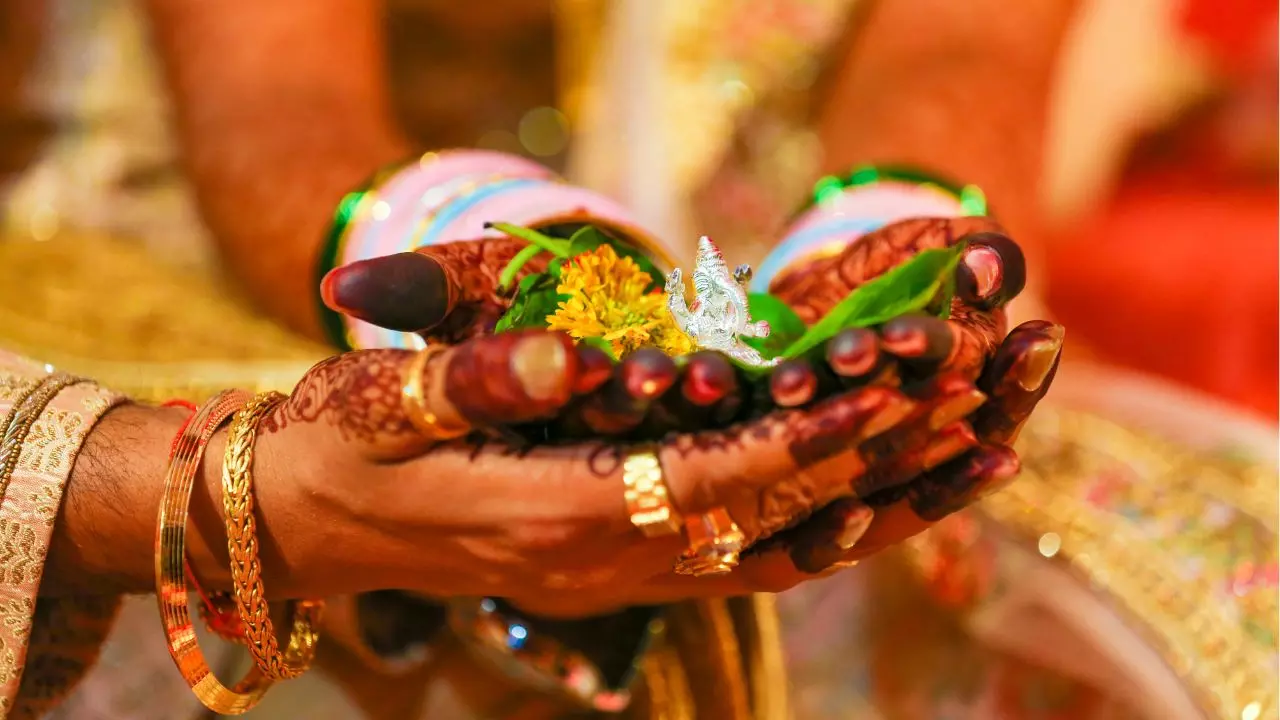 शादी के मंडप में फेरे के लिए बैठे भाई-बहन! जौनपुर सामूहिक विवाह की फोटो वायरल, सच जानकर दंग रहे गए लोग शादी के मंडप में फेरे के लिए बैठे भाई-बहन! जौनपुर सामूहिक विवाह की फोटो वायरल, सच जानकर दंग रहे गए लोग