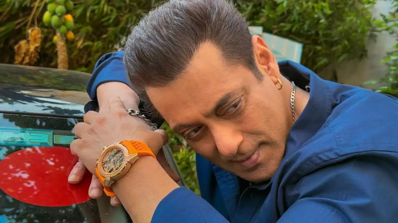 ईद से पहले Salman Khan की कलाई पर दिखी राम नाम की घड़ी, कीमत लाखों में, दुनिया में ऐसी केवल 49 घड़ियां ईद से पहले Salman Khan की कलाई पर दिखी राम नाम की घड़ी, कीमत लाखों में, दुनिया में ऐसी केवल 49 घड़ियां