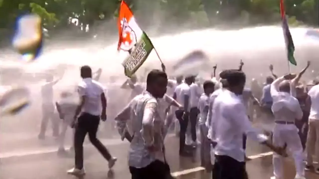 ओडिशा में दौड़ा-दौड़ाकर पीटे जा रहे कांग्रेस कार्यकर्ता, विधायकों के निलंबन पर विधानसभा के बाहर हाईवोल्टेज ड्रामा