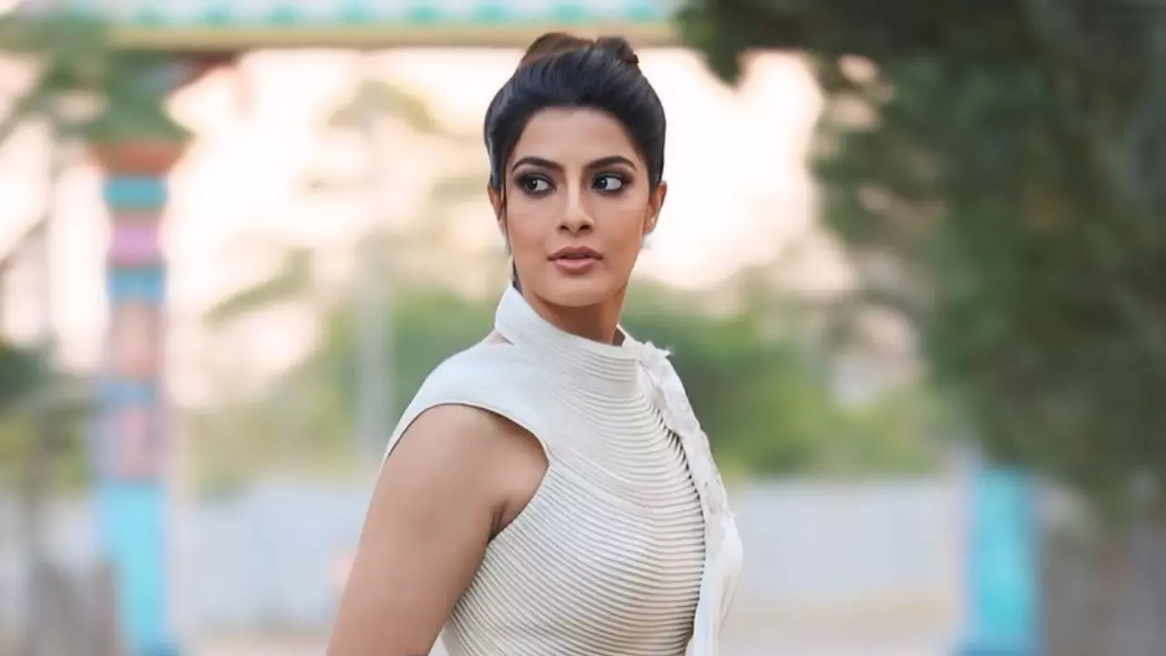 पांच लोगों ने मेरे साथ... साउथ एक्ट्रेस Varalaxmi ने यौन उत्पीड़न पर तोड़ी चुप्पी, दर्द बयां कर मंच पर रो पड़ी एक्ट्रेस