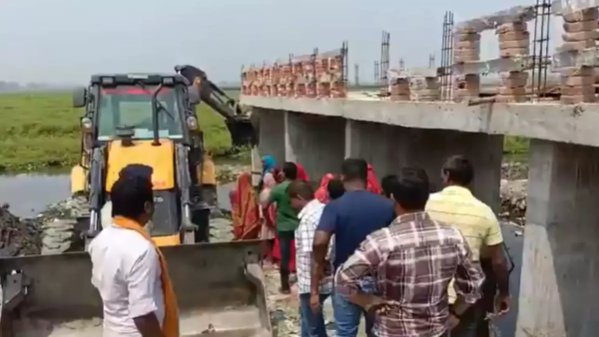 अजब बिहार में गजब कारनामा... पूर्णिया में जमीन दलालों की अनोखी चाल, नदी पर बना दिया अवैध पुल