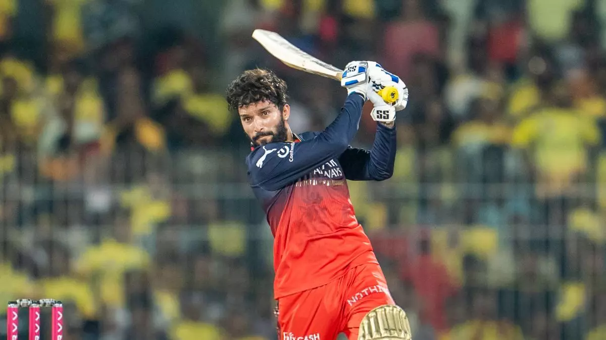 IPL 2025: रजत पाटीदार की हाफ सेंचुरी, नूर अहमद के 3 विकेट... RCB ने CSK को दिया 197 रनों का लक्ष्य