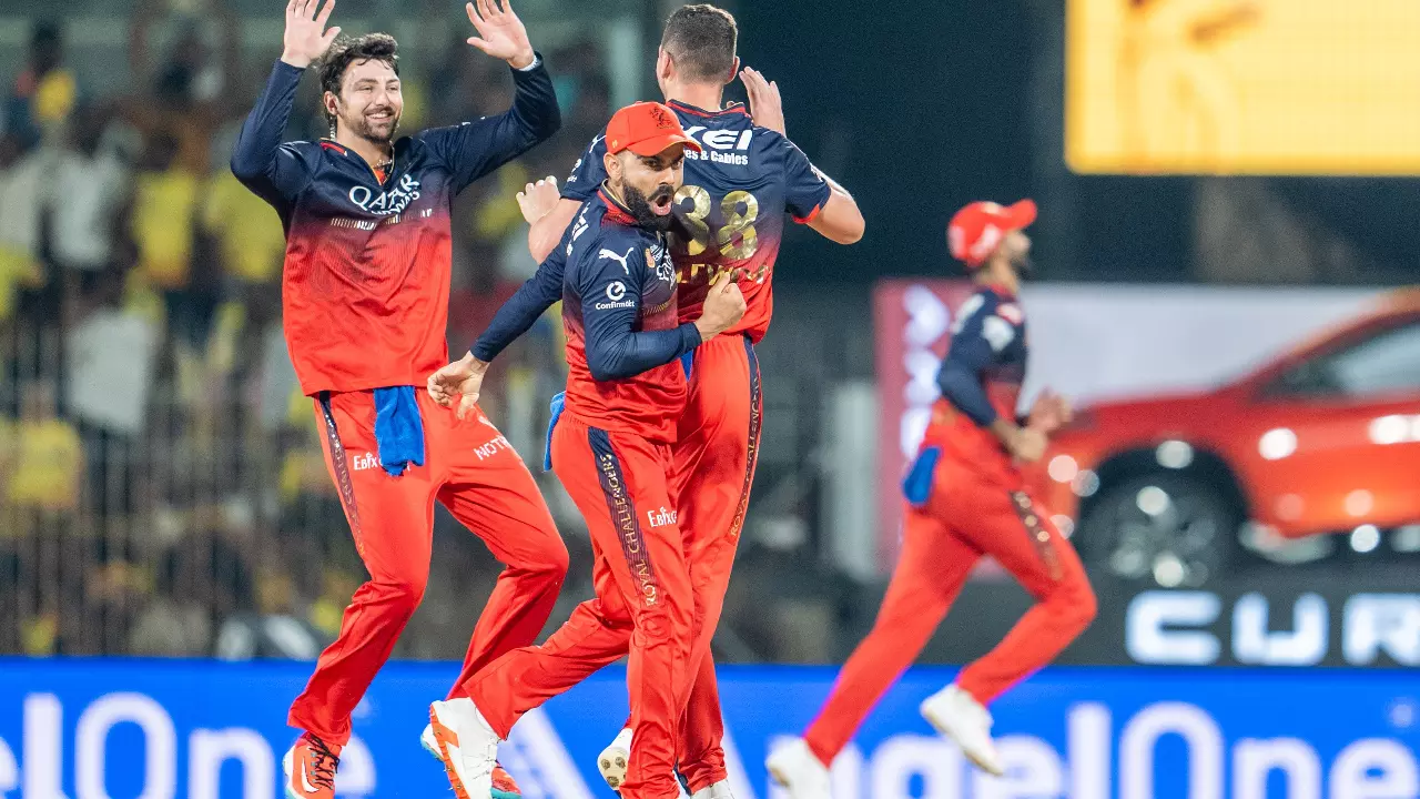 RCB ने रचा इतिहास, CSK को 2008 के बाद पहली बार चेन्नई में हराया; कौन रहा जीत का हीरो?