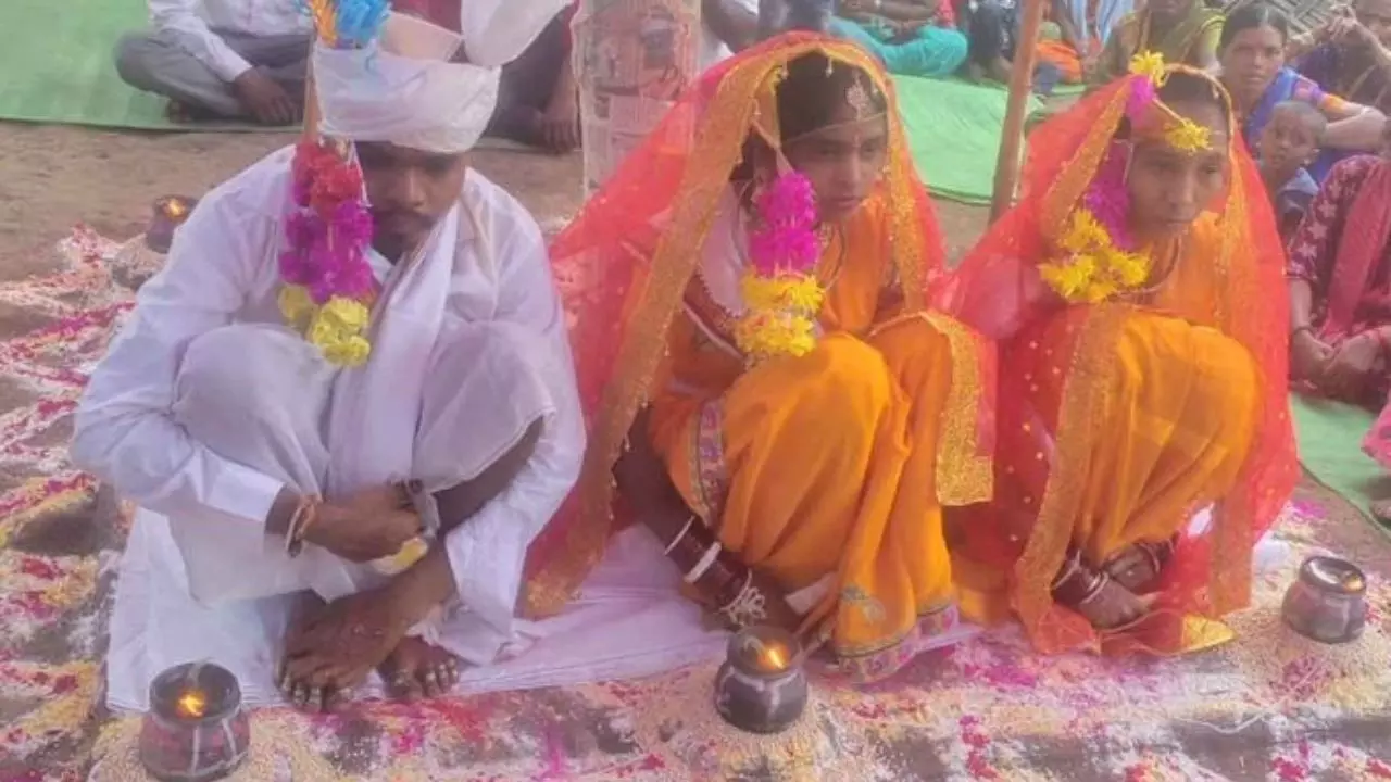 शख्स हुआ दो महिलाओं के प्यार में अंधा,  फिर कार्ड पर छपवाए दोनों के नाम, धूमधाम से रचाई शादी