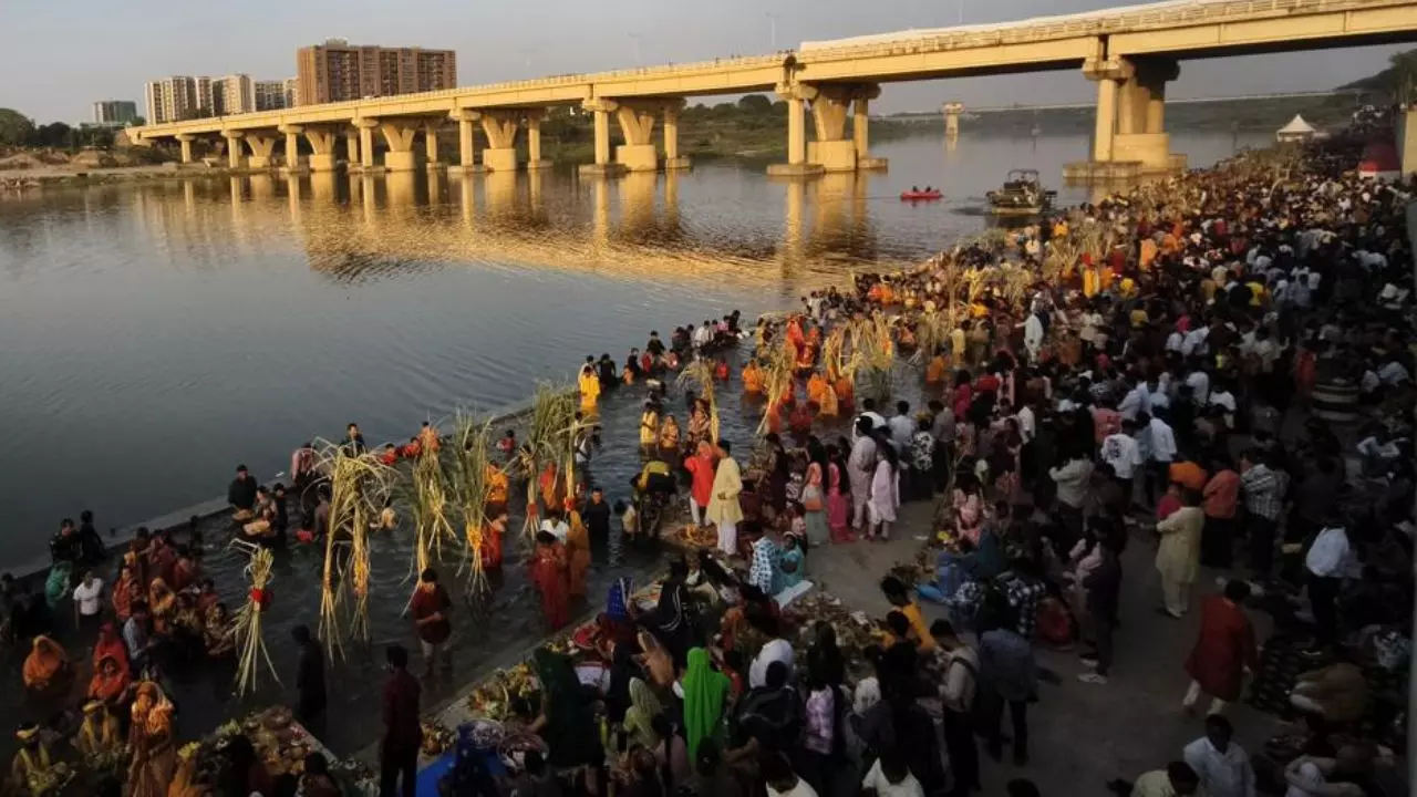 Yamuna Shashthi 2025: इस मुहूर्त में करें युमना में स्नान, मिलेगी पापों और कष्टों से मुक्ति Yamuna Shashthi 2025: इस मुहूर्त में करें युमना में स्नान, मिलेगी पापों और कष्टों से मुक्ति