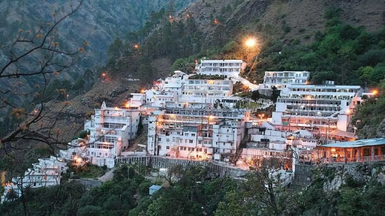 Chaitra Navratri 2025: नवरात्रि के दौरान देवी दुर्गा के 5 मंदिरों के करें दर्शन, पूरी होगी मनोकामना Chaitra Navratri 2025: नवरात्रि के दौरान देवी दुर्गा के 5 मंदिरों के करें दर्शन, पूरी होगी मनोकामना