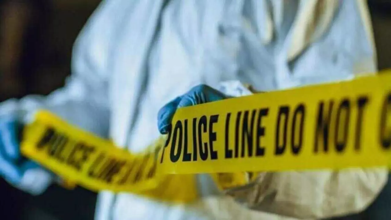 बंद फ्लैट से आ रही थी बदबू, बेड बॉक्स खुला तो उड़े होश, कंबल में लिपटा अगरबत्ती के साथ मिला महिला का शव