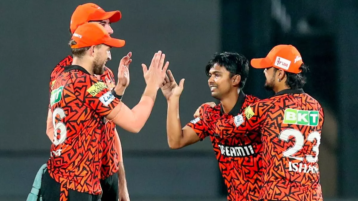 कौन हैं जीशान अंसारी, जिन्होंने अपने IPL डेब्यू में एक ही ओवर में लिए 2 विकेट? पिता करते हैं दर्जी का काम