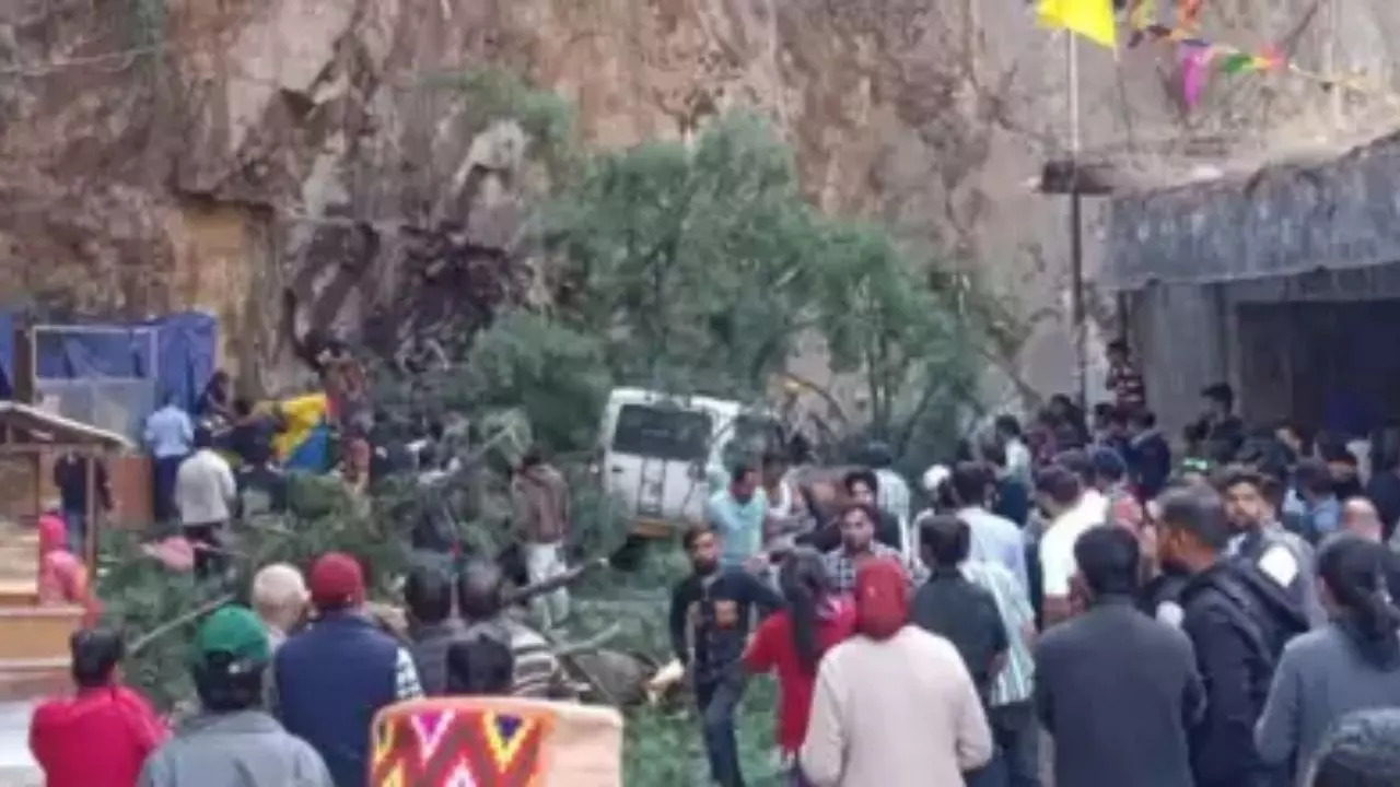 हिमाचल प्रदेश के कुल्लू में लैंडस्लाइड, 6 की मौत; कई लोग घायल- VIDEO