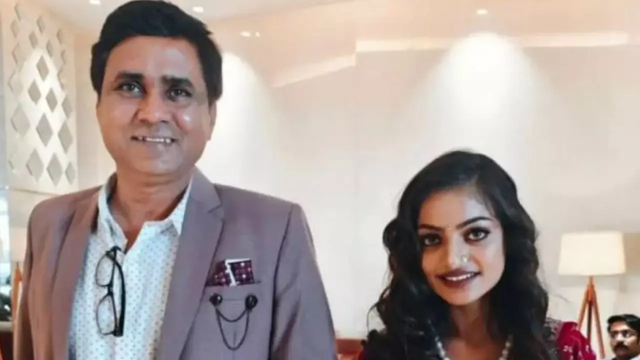 वायरल गर्ल मोनालिसा को फिल्म ऑफर करने वाले डायरेक्टर सनोज मिश्रा अरेस्ट, महिला ने क्या-क्या लगाए आरोप?
