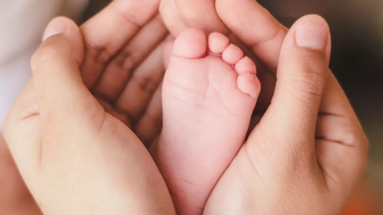 50 का शख्स 17 साल की युवती, कम उम्र में दिया जुड़वां बच्चों को जन्म, लोगों ने कहा- शर्मनाक