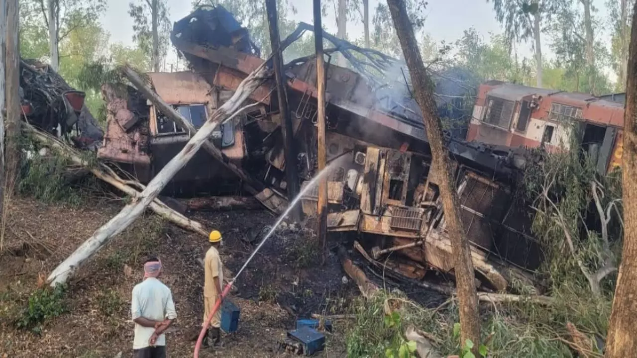 कोयला लदी दो मालगाड़ियों में टक्कर के बाद लगी आग, लोको पालयट समेत दो की मौत व चार घायल कोयला लदी दो मालगाड़ियों में टक्कर के बाद लगी आग, लोको पालयट समेत दो की मौत व चार घायल