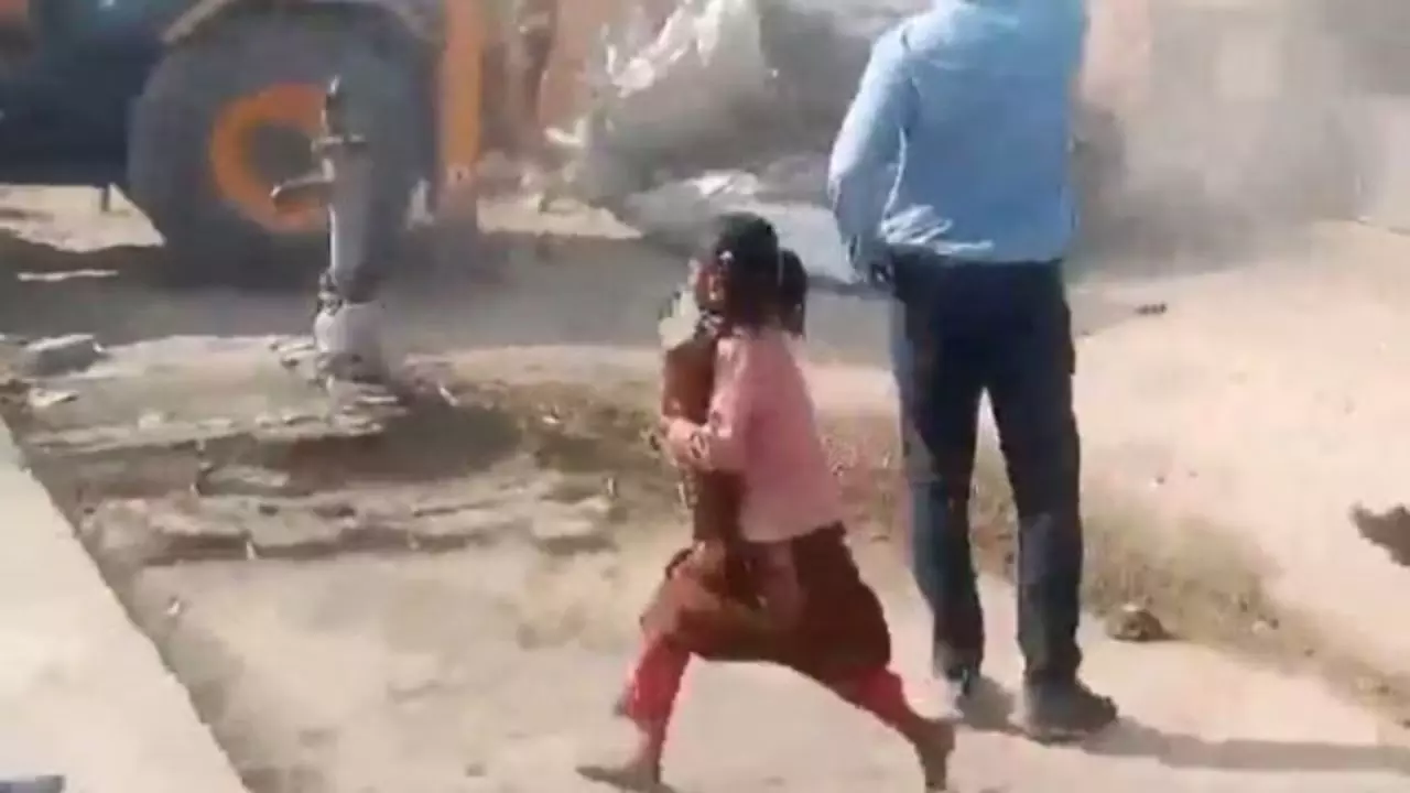 बच्ची को पता है झोपड़ी से निकलने का रास्ता, कौन है हाथों में किताब लिए भागती लड़की? जिस पर सुप्रीम कोर्ट भी हुआ हैरान