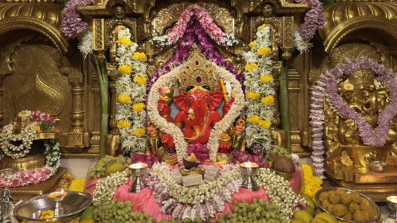 मुंबई के 200 साल से भी ज्यादा पुराने मंदिर को हुई 133 करोड़ की कमाई, जानें पैसों को कहां खर्च करता है ट्रस्ट