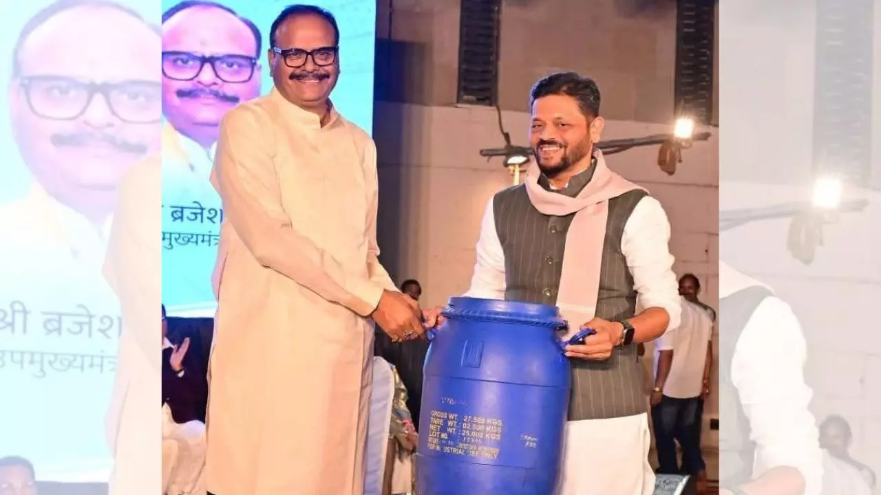 यूपी की सियासत में नीले ड्रम की एंट्री! डिप्टी सीएम को सपा नेता का गिफ्ट और सोशल मीडिया पर बवाल यूपी की सियासत में नीले ड्रम की एंट्री! डिप्टी सीएम को सपा नेता का गिफ्ट और सोशल मीडिया पर बवाल