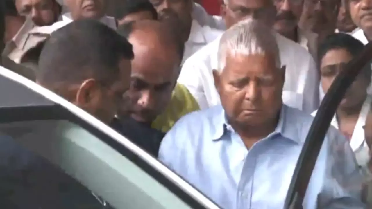 लालू यादव कलेजा वाले आदमी हैं, हारेंगे नहीं...RJD चीफ की तबीयत पर बेटे तेजस्वी ने दिया Health Update